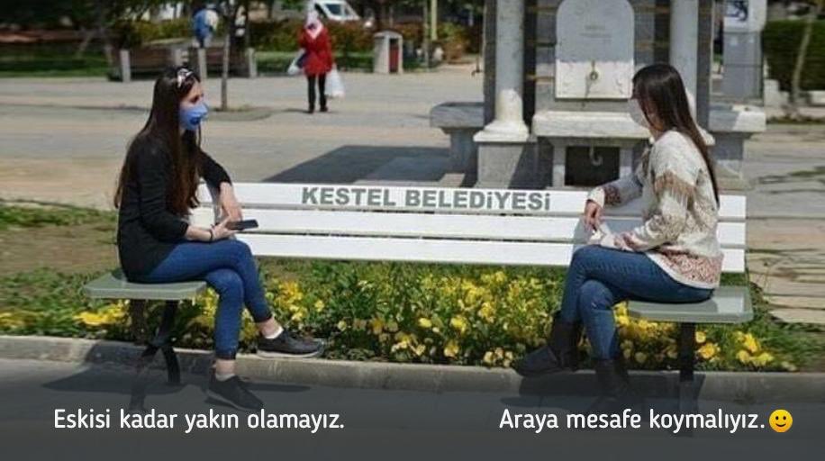 Türkiye’nin pratik zekâsı, salgın şartlarında, sosyal hayata ilginç görüntüler kazandırmaya başladı. Göze sürpriz yapanından bir soruna çözüm olanına dek, her fikir güzel. (Mühim not: Fotoğraf çarşamba günü çekilmiştir.)