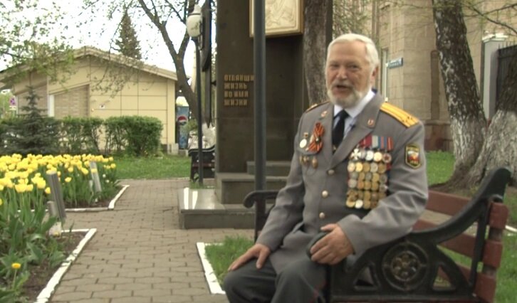 Тульские полицейские спели "День Победы"
newstula.ru/fn_558346.html 

В социальных сетях повился ролик, снятый региональным Управлением МВД России. В нем полицейские вместе со своими детьми поздравляют ветеранов с 75-летием Победы. #Тула #ТН