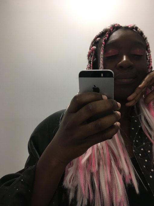  @camille_crushes 21 ans, ivoirienne, non-binaire et biJ’aime beaucoup trop de choses mais principalement la lecture, la nourriture, la musique et le skateboard J’aimerai devenir journaliste ou interpréter et j’ai commencé un Insta pour mes poèmes et mes projets (@camille_nehemi)