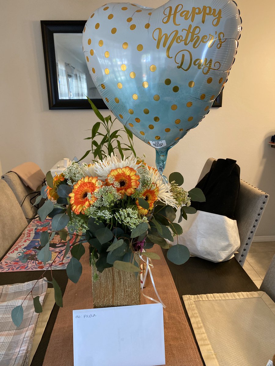 pao_la96's tweet photo. You guys I made this bouquet myself and I’m so proud!! Hello new florist 😌 https://t.co/7tkBwRYzfA
