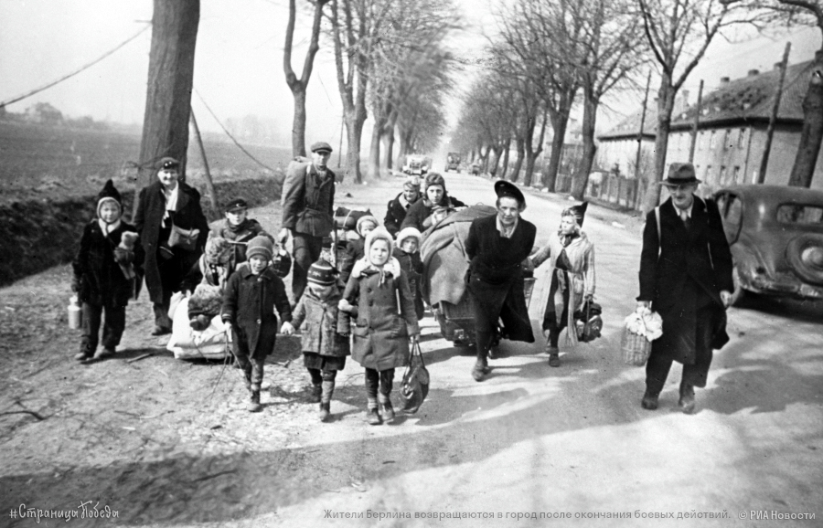 #ГлавПУРККА45 В качестве информационной поддержки населения Германии организовано бесперебойное снабжение политотделов воинских соединений в Берлине листовками и другими материалами на немецком языке. Материалы доставляются самолётами или печатаются в местных типографиях.