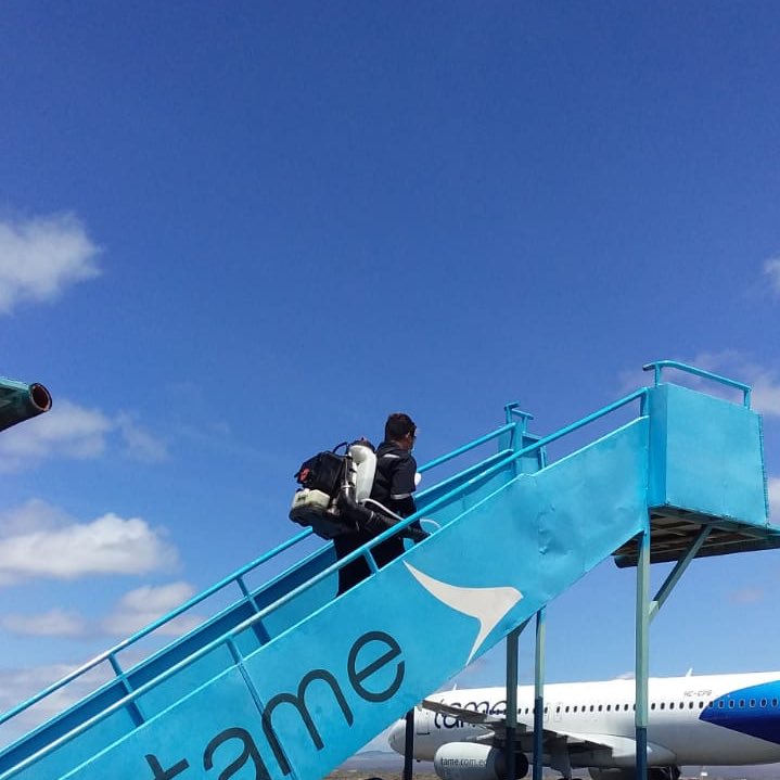 #TameResponsable | En <a href="/Tame_EP/">Tame EP Ecuador</a> trabajamos bajo todas las normas de bioseguridad establecidas. Antes y después de cada vuelo hacías las #IslasGalápagos realizamos una desinfección total de los equipos que utilizamos para garantizar seguridad a nuestros pasajeros y personal.