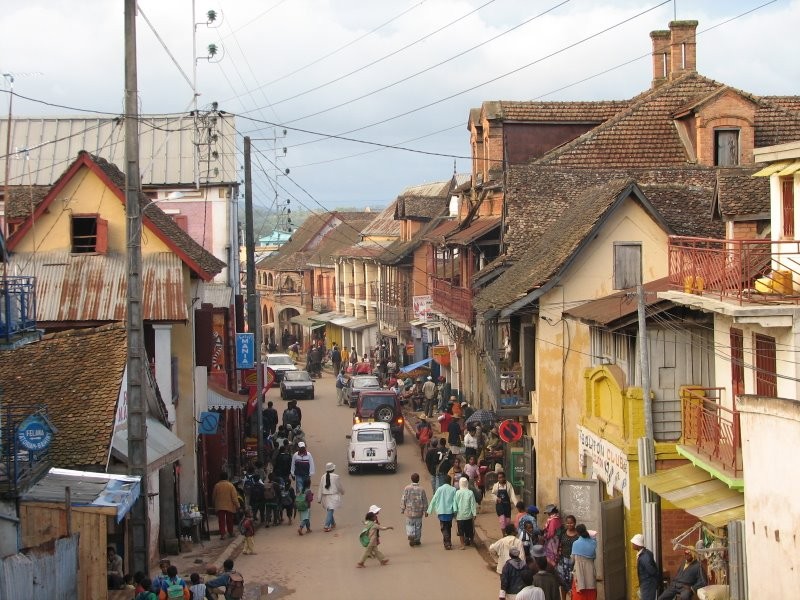 Puis arrivé à Ambositra, ville remplies de maisons traditionnelles malgaches, pas mal pour faire des photos. C'est le haut lieu de l'art malagasy et vous y trouverez différentes sculpture en bois précieux comme souvenir de voyages.