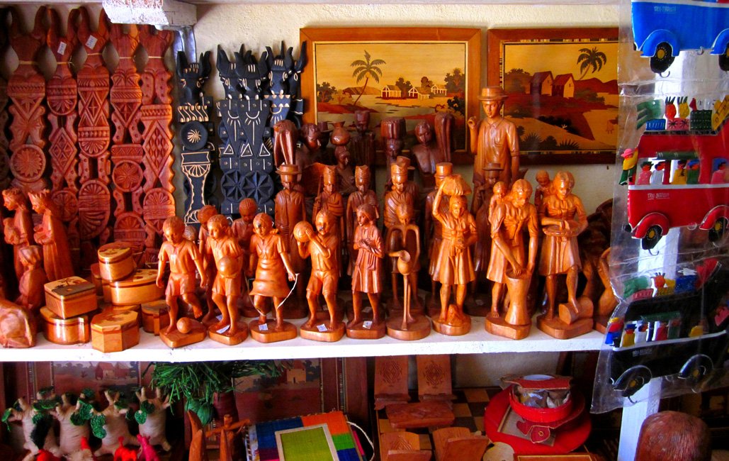 Puis arrivé à Ambositra, ville remplies de maisons traditionnelles malgaches, pas mal pour faire des photos. C'est le haut lieu de l'art malagasy et vous y trouverez différentes sculpture en bois précieux comme souvenir de voyages.