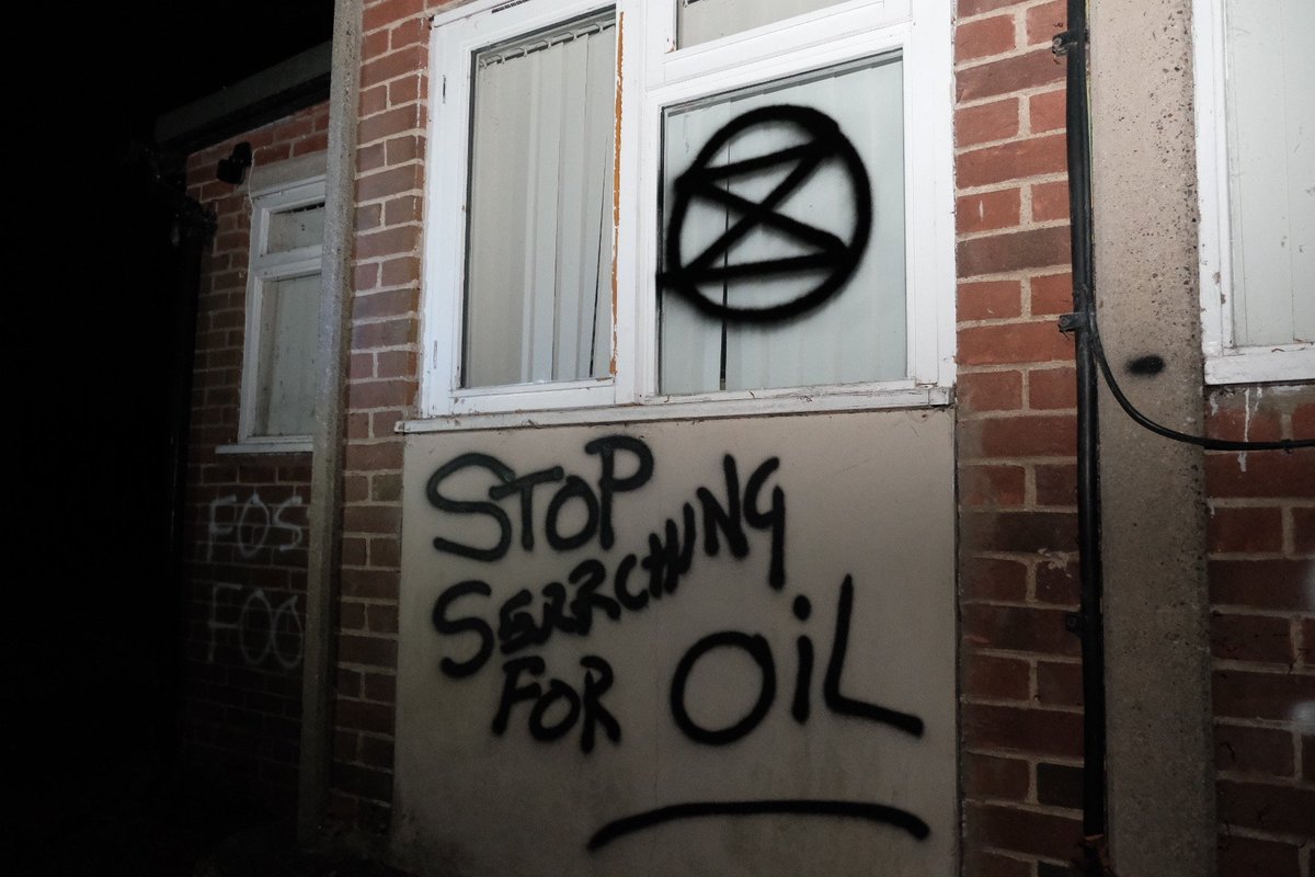 orca_4_el's tweet photo. As oil prices drop, 'research' institutes like CASP are starting to see that their days are numbered. Last night, rebels from XR Youth Cambridge targeted the institute to show that extractivism has no place in our city or on our planet. @Cambridge_Uni - CASP is #ClosedForGood. https://t.co/PGYMOsTVMX