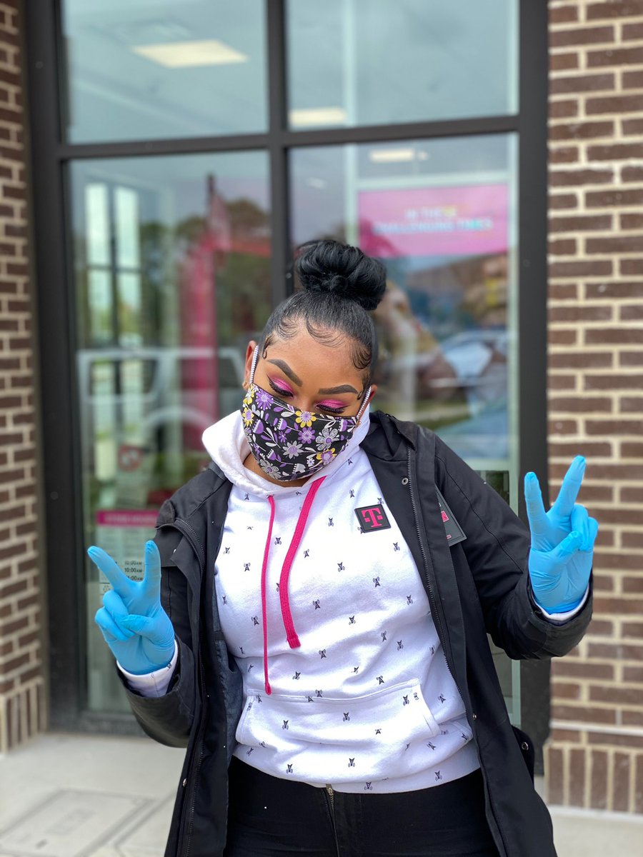 SpicySah's tweet photo. When @tiffthetechie should just be T-Mobile’s photographer!! Side note loving 🥰 my new hoodie! #magentamakeup #stayingsafe #MDCP #Trucklife #BEMagenta https://t.co/1PAVLxOxMJ