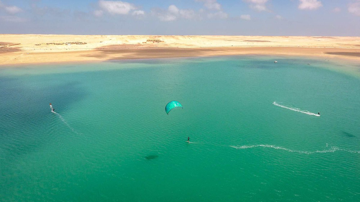 Ainsi, Dakhla s’est transformée durant les 10 dernières années pour devenir la perle du sud marocain. Une destination touristique prisée notamment par les adeptes des sports nautiques. Ainsi plusieurs hôtels et camps de surf attirent chaque année de plus en plus de touristes.