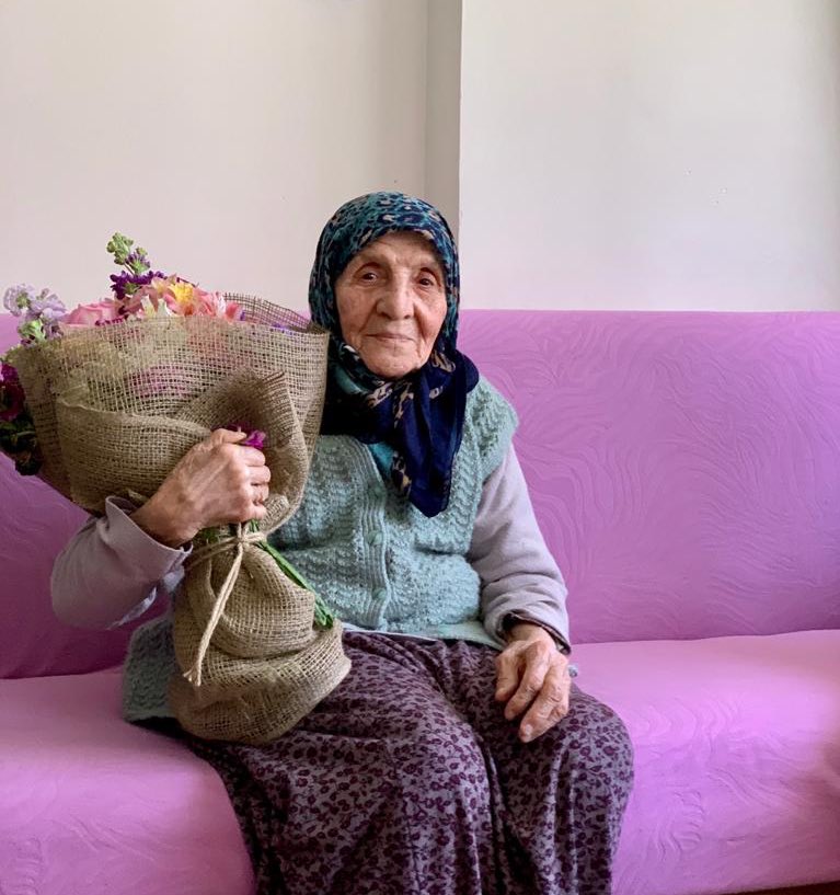 Evlatlarını şehit vermiş,
Maaşını devletine hibe etmişti değerli anam.
Bugün de her bir vatan evladına düşen vazife gereği ziyaret ettik.
En değerli varlıkları olan evlatlarını vatan uğruna kınalayan analarımız başta olmak üzere tüm annelerimizin günü kutlu olsun...  #AnnelerGünü