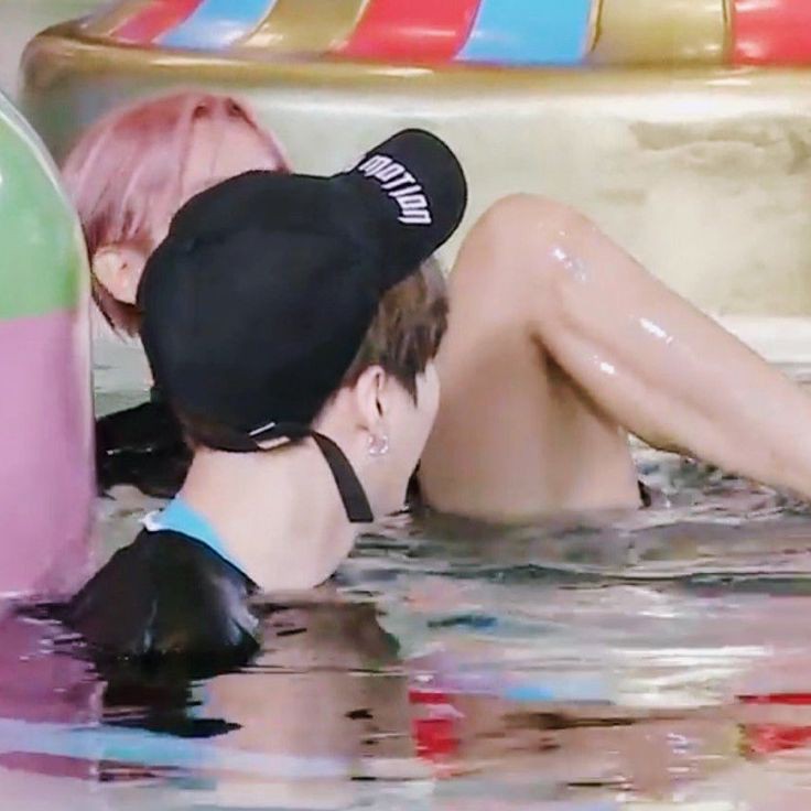 dazai48's tweet photo. Никто:

Абсолютно никто:

Юнги в моих фантазиях: *лизь*

#Bts #ARMY #kpop #BTSARMY #YOONGI #hoseok #JHOPE https://t.co/8ZZWK4b1Zb