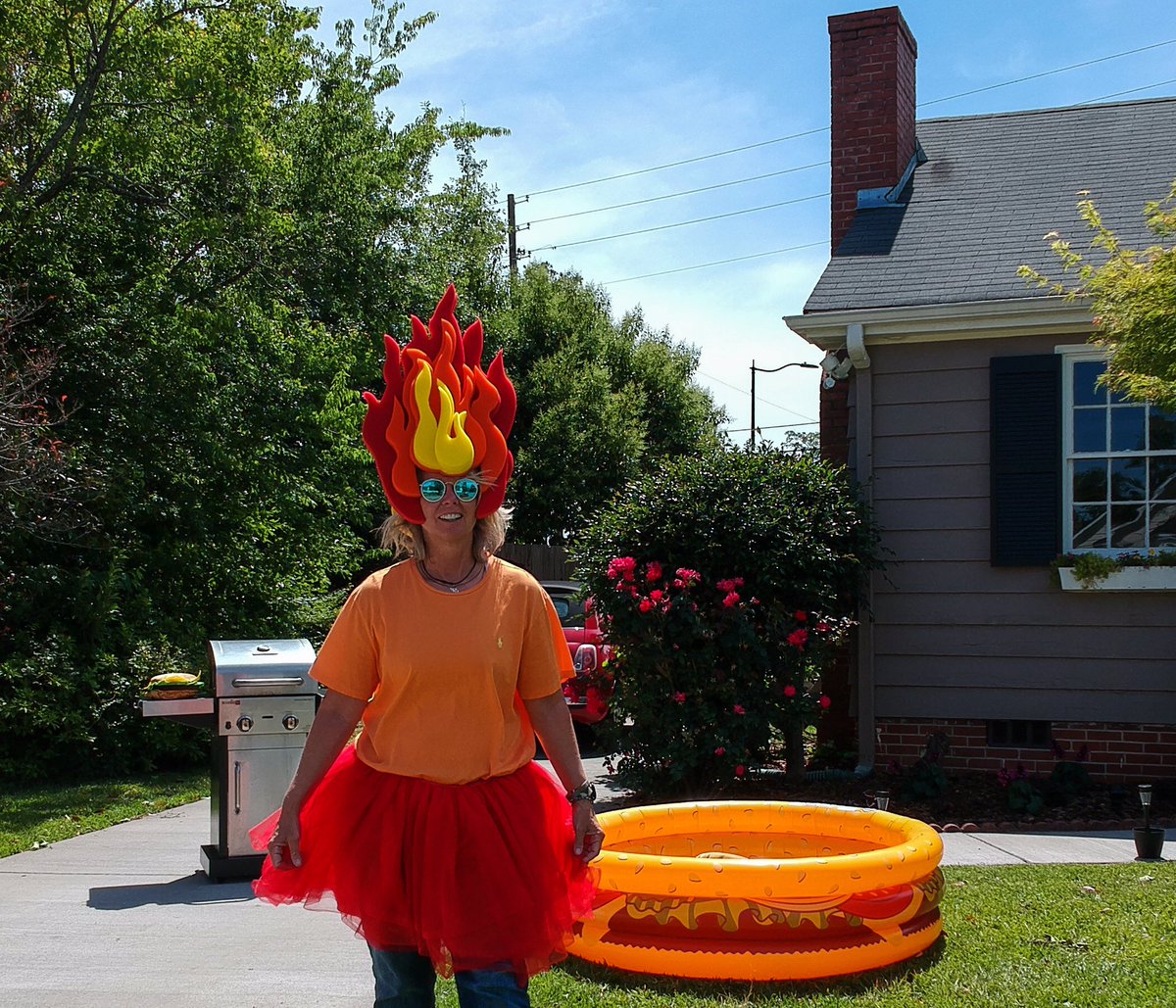 shutterjo's tweet photo. 🔥 #frontyardcookout @oscarmayer #frontyard #saturday @bigmouthinc_ #hamburger #pool https://t.co/IyKBCmuqVj
