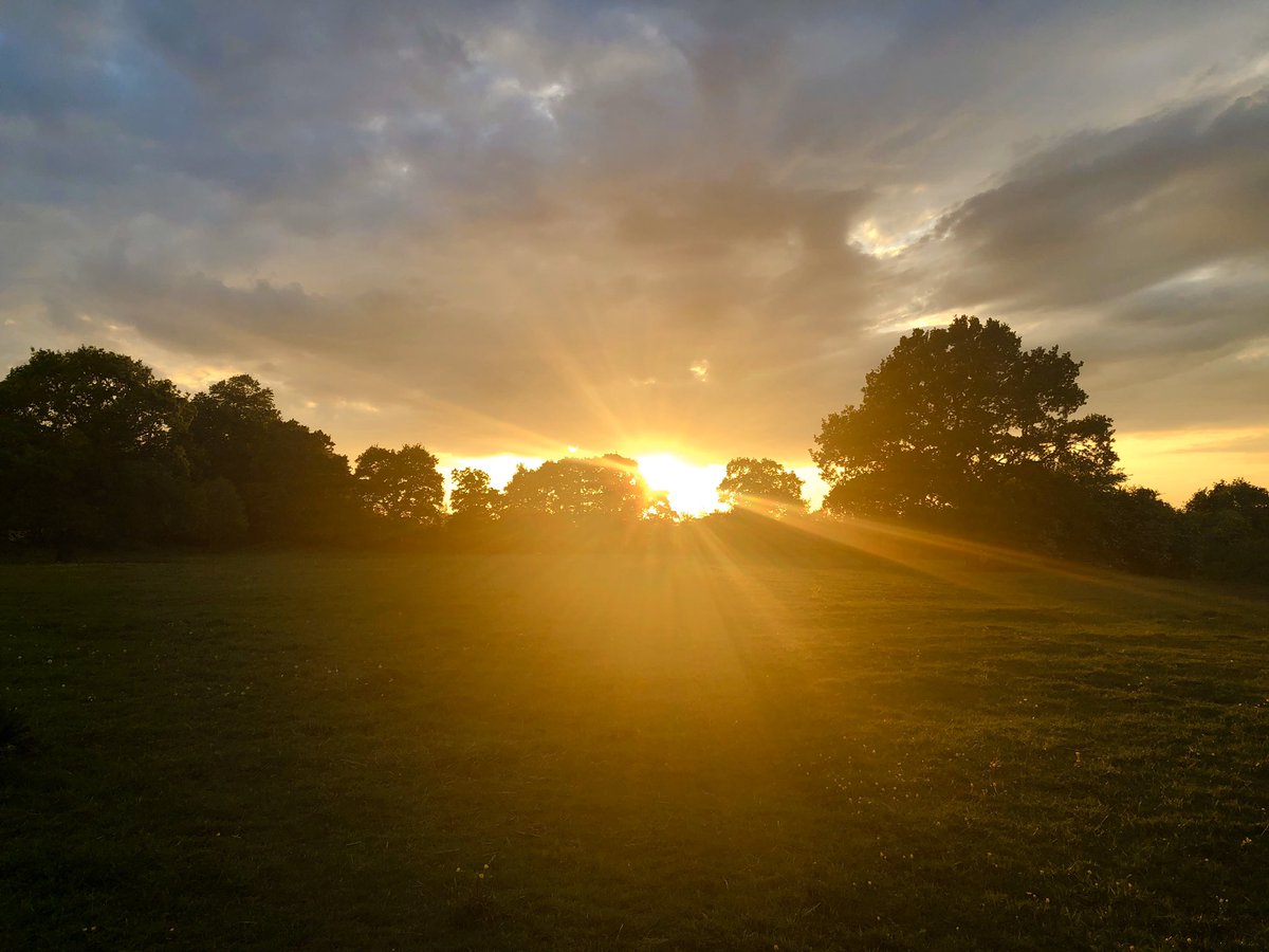 AndreaAndrews21's tweet photo. So in that last hour, I listened to @HowardRoseMusic live in #thevirtualpub whilst taking my walk for the day, witnessing this heavenly sunset to the backtrack of HR. What an ending to a Saturday...#music #lovemusic #sunbeams #sunset #mindfulmusic #cheshire #lockdownuk 👏🏻❤️🎶🌅 https://t.co/DukNXlfgtq