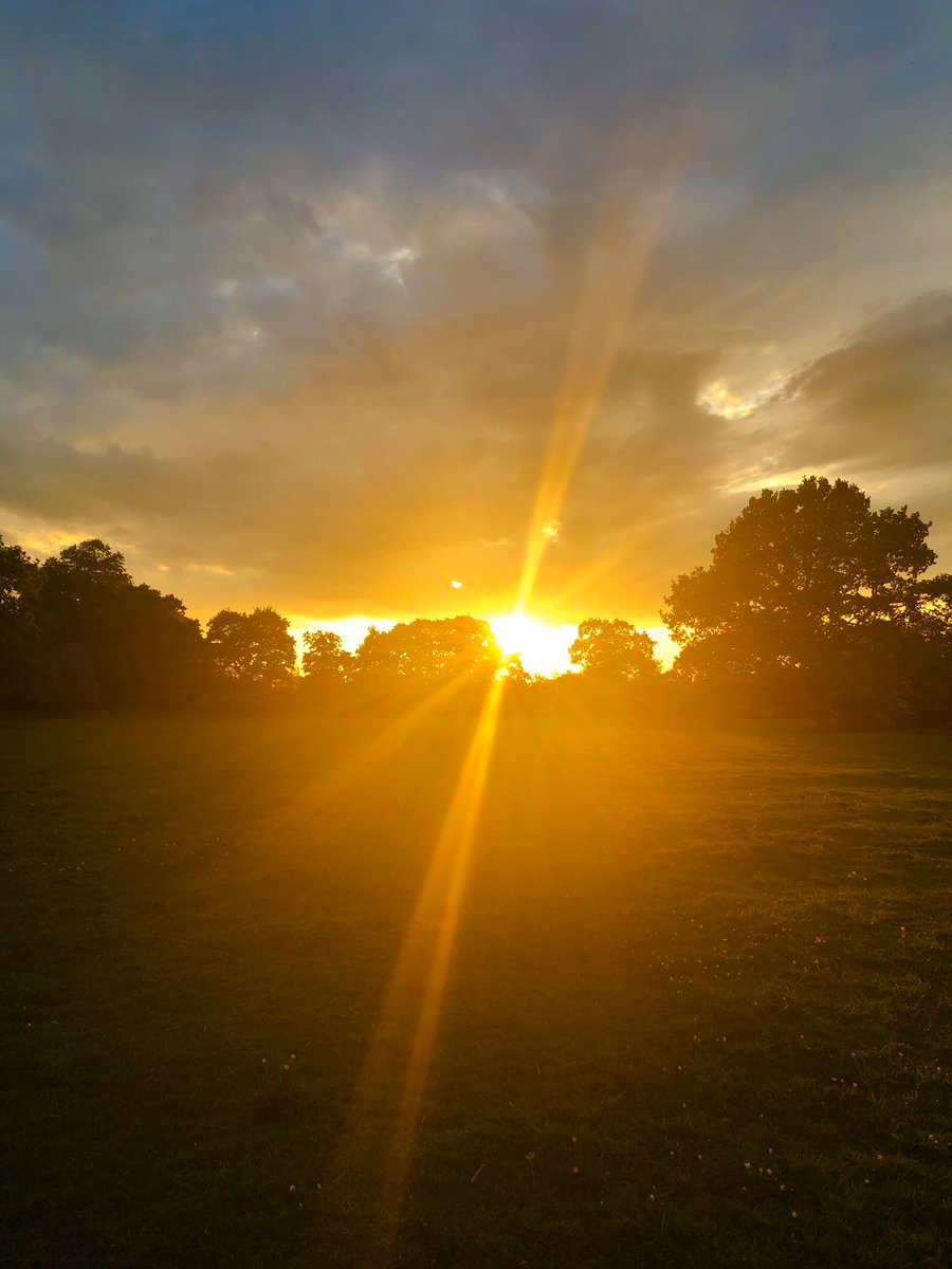AndreaAndrews21's tweet photo. So in that last hour, I listened to @HowardRoseMusic live in #thevirtualpub whilst taking my walk for the day, witnessing this heavenly sunset to the backtrack of HR. What an ending to a Saturday...#music #lovemusic #sunbeams #sunset #mindfulmusic #cheshire #lockdownuk 👏🏻❤️🎶🌅 https://t.co/DukNXlfgtq