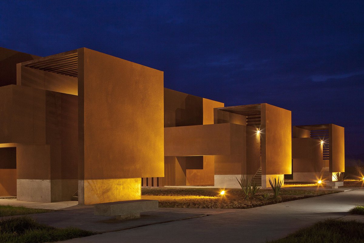 Autres chantiers importants à Laayoune, la construction d’un Centre Hospitalier Universitaire de 500 lits (1.2 milliards de dhs) mais aussi l’École supérieure de technologie de Laayoune..