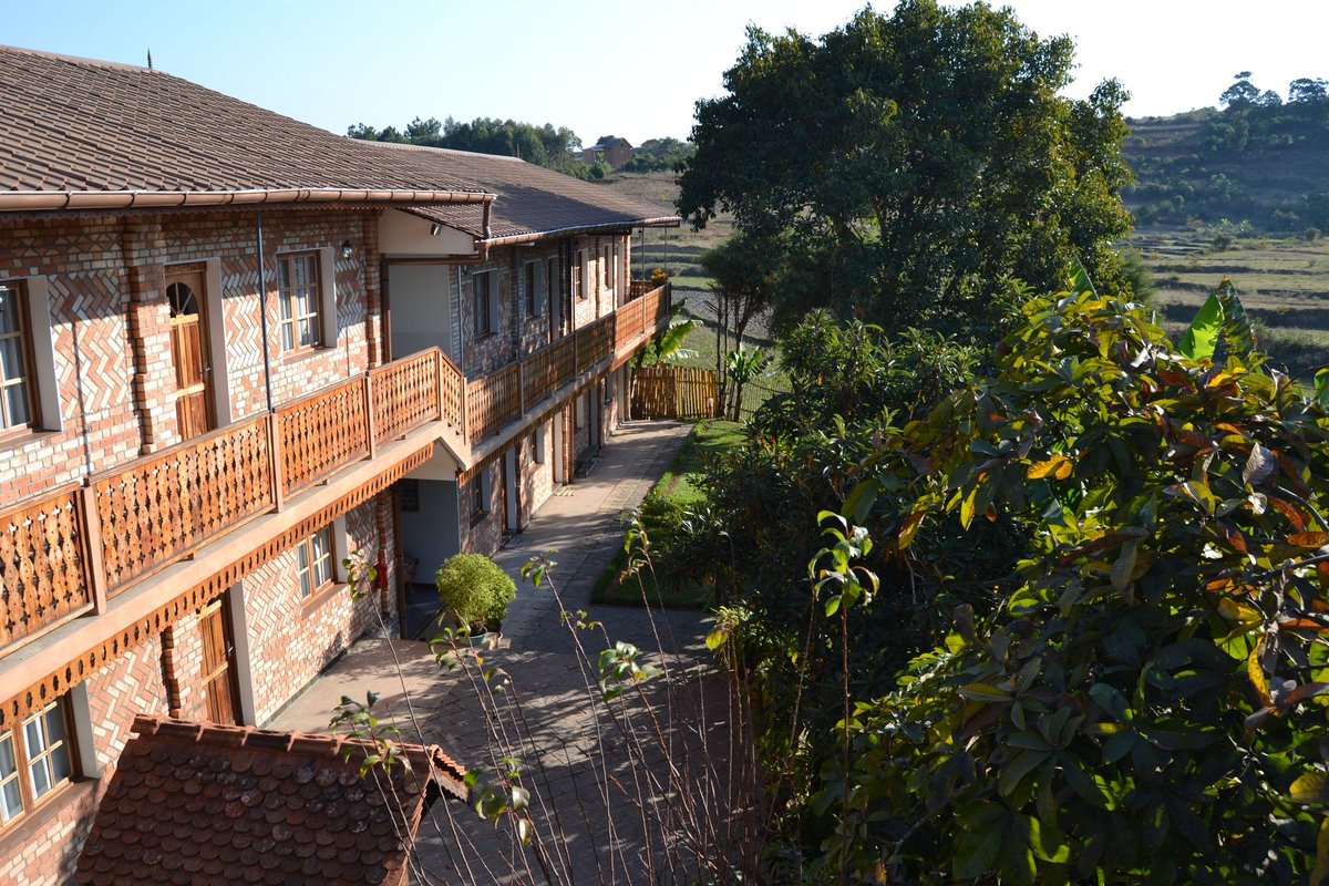 Let's go de Ranomafana pour reprendre la RN7 direction Fianarantsoa. Dégourdissement des jambes à Alakamisy-Ambohima et son vato misoratra ou Ambalakely ou il y a un hôtel/camping au nom du village si vous voulez rester à côté de Fianarantsoa sans être dans la ville.