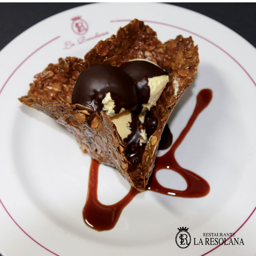 Si hay un postre que nos lleva al éxtasis es nuestra tulipa caramelizada rellena de helado de vainilla y crujiente de chocolate ¿qué opinas tú ? #restaurantelaresolana #salteras #resolanaencasa