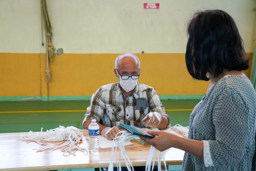  Des masques à  #Rennes. Et dans les autres communes ?250 000  #masques équiperont 95 communes d’ #IlleEtVilaine qui se sont associées à la commande.Parmi elles, 36 communes de  @metropolerennes