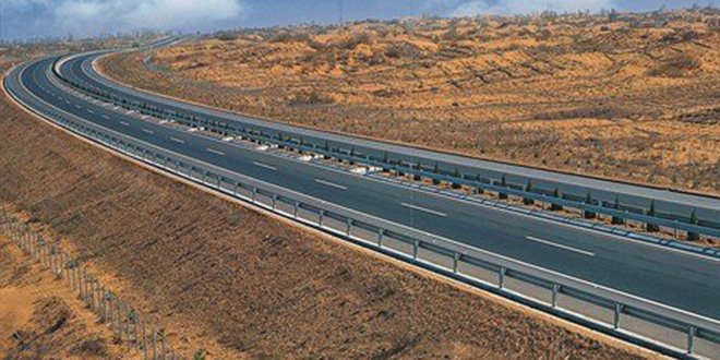 Une voie express entre Tiznit et Dakhla est également en élaboration et passera par Tarfaya, Laayoune et Boujdour. Cette route permettra de désenclaver la région et réduire considérablement le temps de déplacement du nord vers le sud.