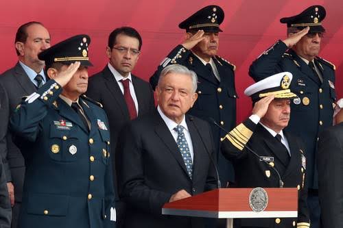 ChemoPonce's tweet photo. Por la mañana platique con un militar y le pregunté: como se sienten con AMLO? Nos sentimos  de maravilla, es un humanista, nunca  nos llevará al matadero, como el borracho de Calderón, "SOMOS FIELES AL COMANDANTE SUPREMO". Así que olviden su golpe de estado . #AMLOSeQueda https://t.co/oPOzZN3EaR