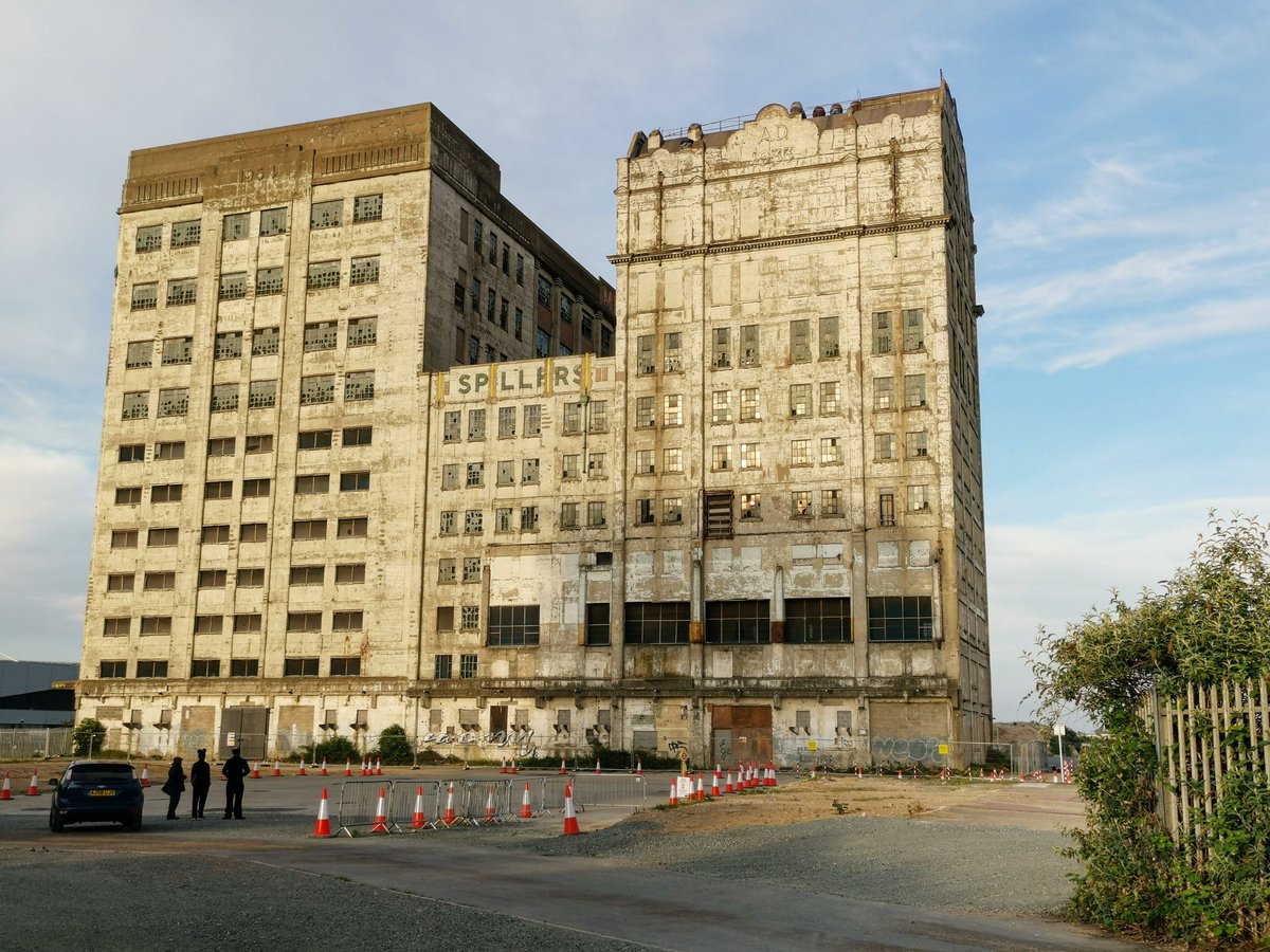 ClarkeCarly's tweet photo. Millennium Mills, East London
#photography #eastlondon #milleniummills #artdecoarchitecture https://t.co/meipQklnP4