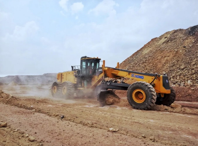 im_mining's tweet photo. Recently a ceremony was held to mark the completion of a second batch of @XCMGGroup #GR5505 super-large #mining #graders at its base in #Xuzhou for customer #ChinaEnergy. The machines are being sent to two opencast #coal operations #futureofmining https://t.co/ZRUSyEuUJS https://t.co/FzBlXGscKn