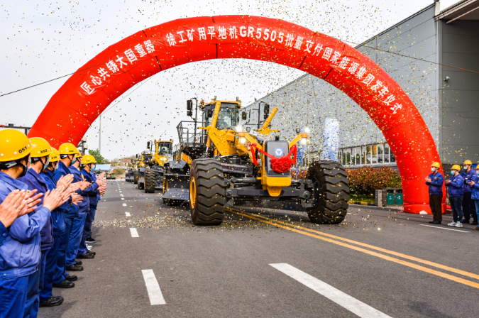 im_mining's tweet photo. Recently a ceremony was held to mark the completion of a second batch of @XCMGGroup #GR5505 super-large #mining #graders at its base in #Xuzhou for customer #ChinaEnergy. The machines are being sent to two opencast #coal operations #futureofmining https://t.co/ZRUSyEuUJS https://t.co/FzBlXGscKn