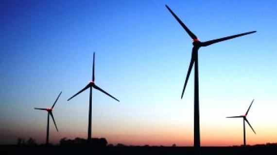 Ainsi Boujdour développe un parc éolien de 300 MW et Tarfaya un parc de 100 MW, en plus du parc actuel qui accueille déjà 300 MW. Le Sahara est également doté de deux centrales solaires qui produisent jusqu'à 100 MW.