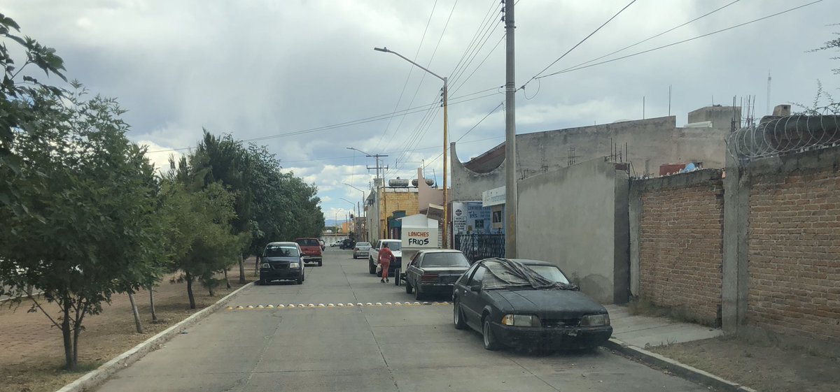 anabusadodedgo's tweet photo. @AntonioBrachoM @DMSPDGO  vecinos de la calle Managua cansados de reportar a este centro de rehabilitación que ha invadido la calle en ambos cordones, vehículos en contra y ya hasta uno abandonado, a quien más tienen que acudir? O hacer las cosas ellos mismos? ATIENDAN POR FAVOR https://t.co/7PQAzDRupo