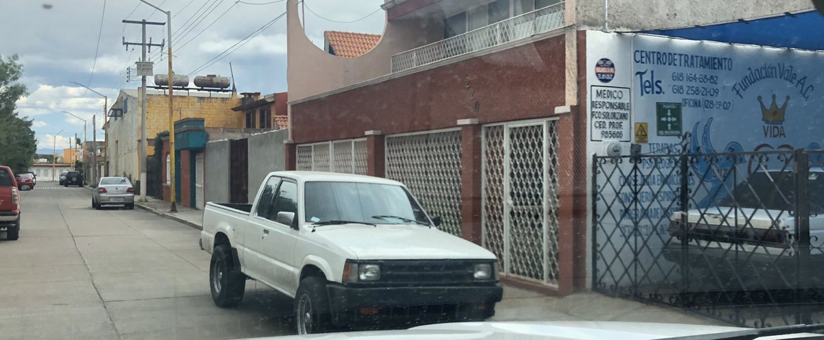 anabusadodedgo's tweet photo. @AntonioBrachoM @DMSPDGO  vecinos de la calle Managua cansados de reportar a este centro de rehabilitación que ha invadido la calle en ambos cordones, vehículos en contra y ya hasta uno abandonado, a quien más tienen que acudir? O hacer las cosas ellos mismos? ATIENDAN POR FAVOR https://t.co/7PQAzDRupo