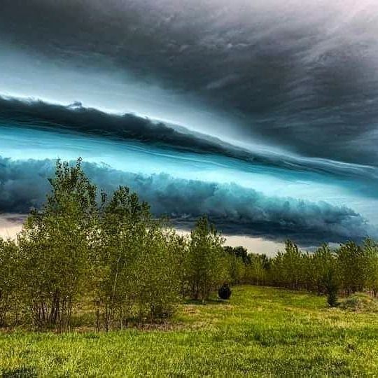 AroundKansas's tweet photo. Christopher Smith in Johnson County Ks captured this spectacular photo Monday, May 4. 

#AroundKansas #kansassky #kansasskies  #stormyweather #kswx https://t.co/NgtSRz77mq