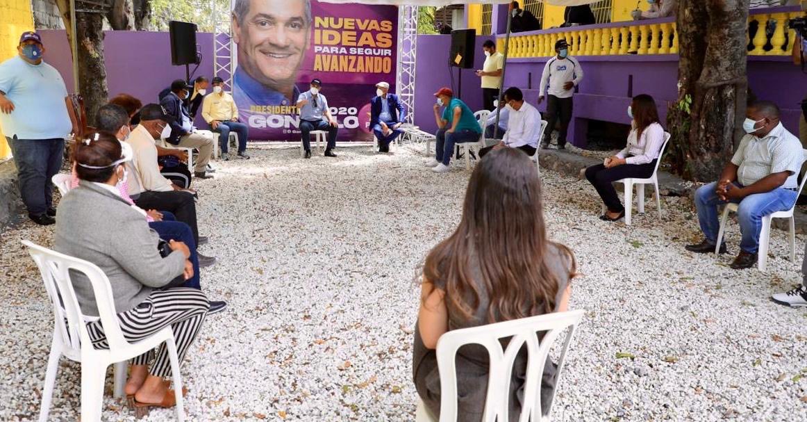 LuisLithgow's tweet photo. Gonzalo Castillo entregó este sábado en la provincia de Azua, 25,000 mascarillas para que sean distribuidas en los barrios a las personas que más lo necesitan a fin de prevenir la propagación del coronavirus. @Gonzalo2020RD https://t.co/9SWgaXKSri