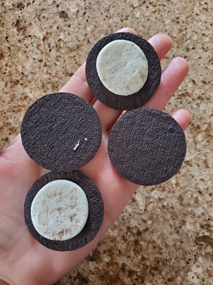MsAhmadBio's tweet photo. Hey @Oreo what's up with this!?!?!?!? There is barely any icing in these cookies...this was how majority of the box was! I know everyone is trying to cut down on costs, but this is no longer the dunkable cookie I know- My fork can't even hold on! ๐ช๐ฅ #IceItToTheEdge #RIPOreo https://t.co/2teckZjj2H