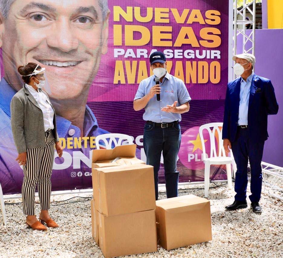 LuisLithgow's tweet photo. Gonzalo Castillo entregó este sábado en la provincia de Azua, 25,000 mascarillas para que sean distribuidas en los barrios a las personas que más lo necesitan a fin de prevenir la propagación del coronavirus. @Gonzalo2020RD https://t.co/9SWgaXKSri