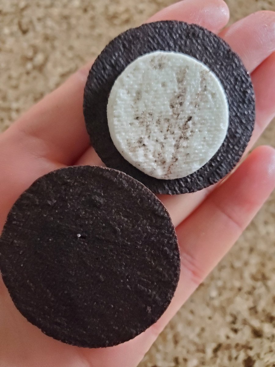 MsAhmadBio's tweet photo. Hey @Oreo what's up with this!?!?!?!? There is barely any icing in these cookies...this was how majority of the box was! I know everyone is trying to cut down on costs, but this is no longer the dunkable cookie I know- My fork can't even hold on! ๐ช๐ฅ #IceItToTheEdge #RIPOreo https://t.co/2teckZjj2H