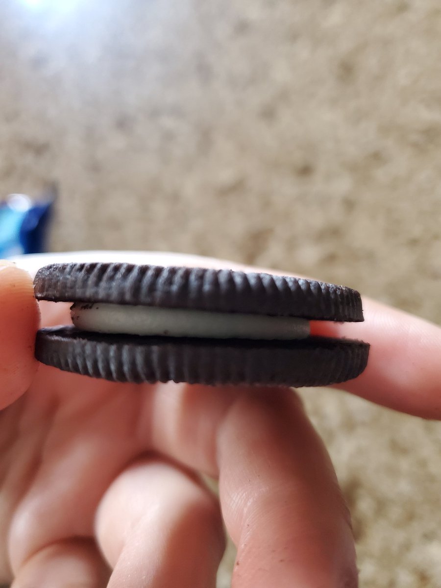 MsAhmadBio's tweet photo. Hey @Oreo what's up with this!?!?!?!? There is barely any icing in these cookies...this was how majority of the box was! I know everyone is trying to cut down on costs, but this is no longer the dunkable cookie I know- My fork can't even hold on! ๐ช๐ฅ #IceItToTheEdge #RIPOreo https://t.co/2teckZjj2H