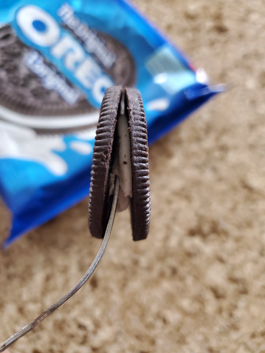 MsAhmadBio's tweet photo. Hey @Oreo what's up with this!?!?!?!? There is barely any icing in these cookies...this was how majority of the box was! I know everyone is trying to cut down on costs, but this is no longer the dunkable cookie I know- My fork can't even hold on! ๐ช๐ฅ #IceItToTheEdge #RIPOreo https://t.co/2teckZjj2H