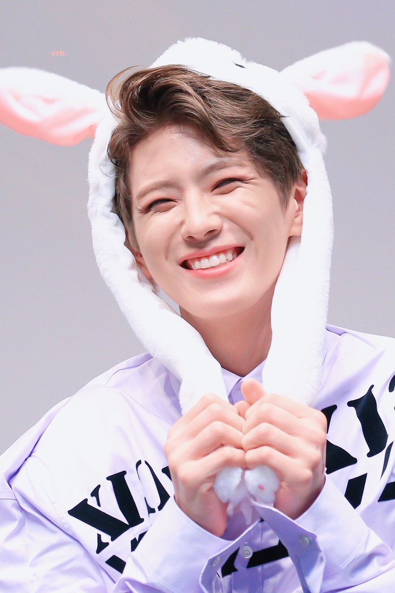 i just found out that yonghee& #39;s smile is kinda similar with park bogum, the way they just smile so bright & their eyes just went to ^^