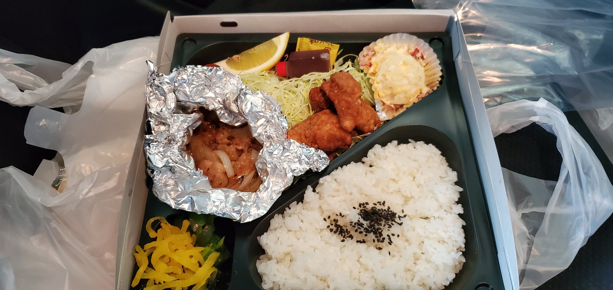 Hiro Pippi 最近のテイクアウト 宇多津町 うたホル にて うたホル御膳です 焼肉屋さんのお持ち帰り こちらは今回お初のお店 この御膳は ホイルで分かりにくいけど ホルモンがメインでたっぷり入ってる