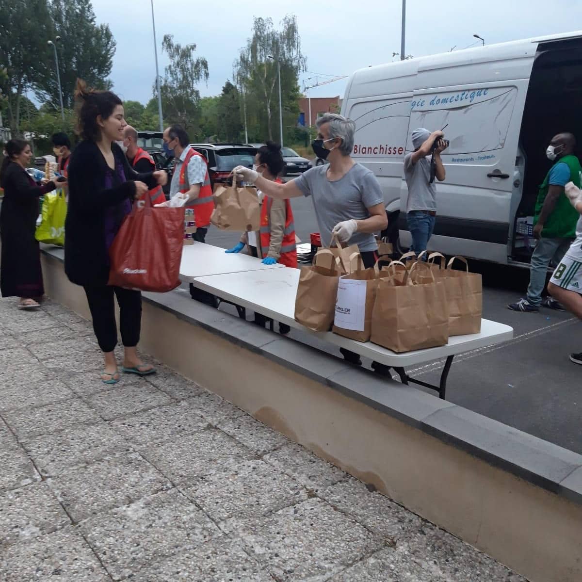 FransaDITIB's tweet photo. Bu aksam Roubaix derneğimiz ögrencilere, ihtiyaci olan ailelere ve vatandaslarimiza iftar yemeği dağıttı.
Emeği geçenlere, ayrıca CCMTF Başkanımız İbrahim ALCI'ya teşekkür ederiz.
#DITIB #CCMTF #YTB @ Roubaix, France https://t.co/yaULTE1s8q