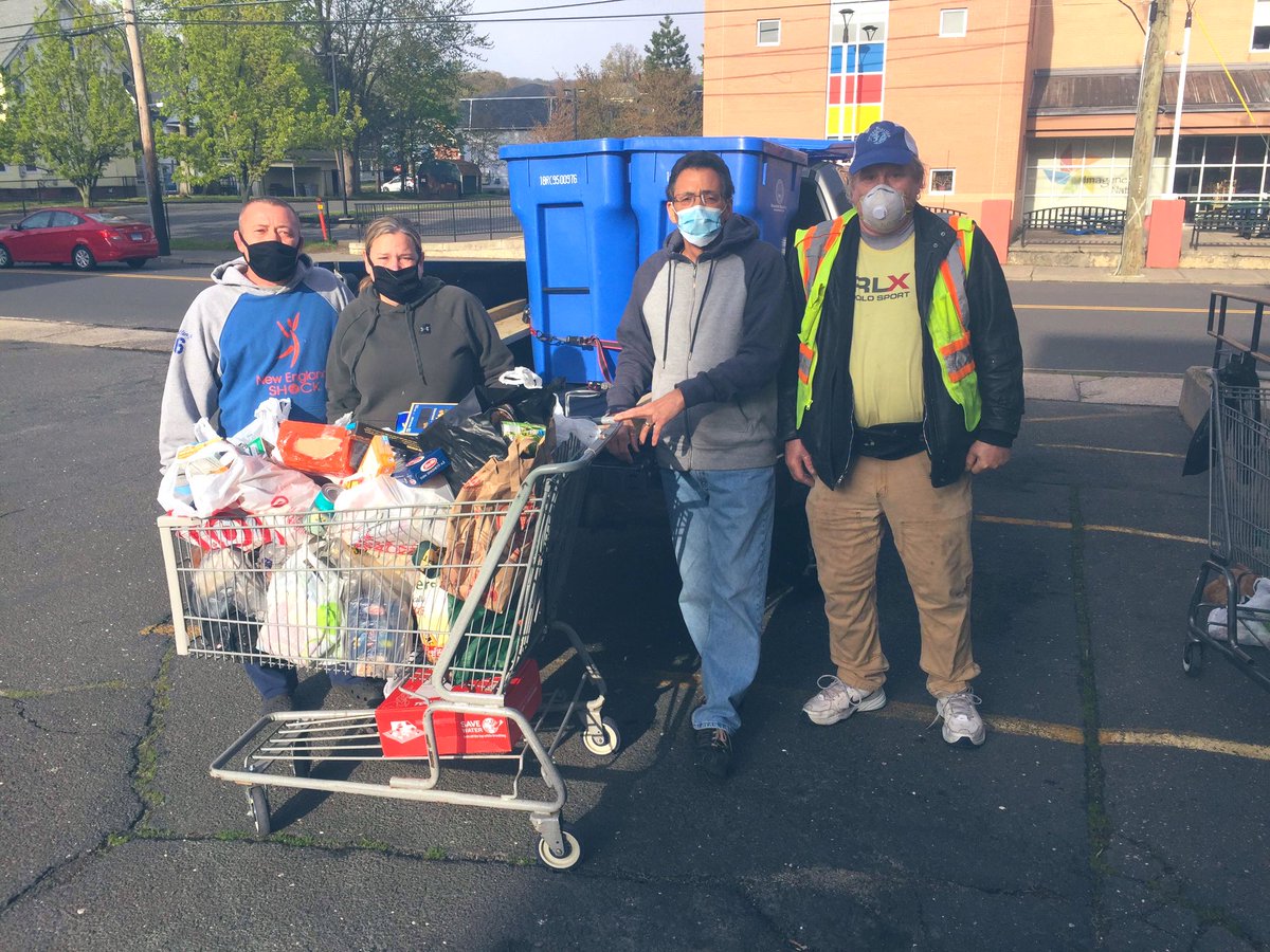 PrincipalGomes's tweet photo. A big shoutout to Julie and Bob Schilling for delivering the donations from our food drive to a local organization in our city. I’m incredibly proud of our Ivy community for their support in giving back to our Bristol community. 💚#IvyPRIDE #WeAre1 @BristolCTSchool https://t.co/UHRLxdvOkl
