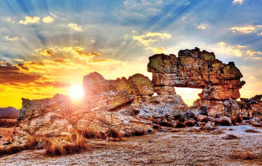 Côté tourisme à Isalo, il faut voir : la piscine naturelle, la fenêtre de l'Isalo (sympa le rocher surtout au coucher de soleil), la reine de l'Isalo (on est fasciné par la pierre dans le coin) et le canion des makis.