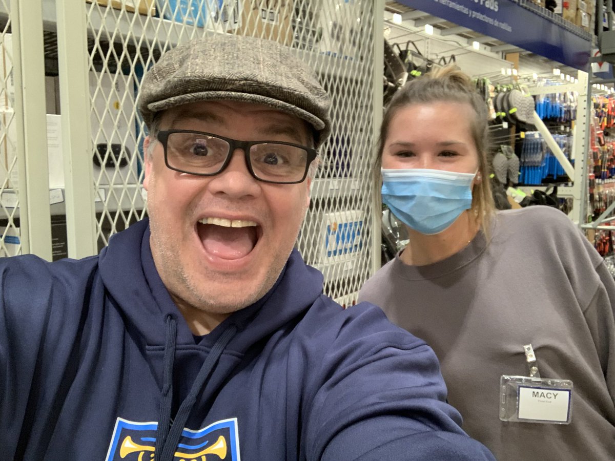 But wait there’s more! #CelebSighting Also caught @LionsSoccer’s @davismacyy staying safe & working hard for the #FentonMo @Lowes | The Davis Family rocks! @NorthwestRISD @NORTHWEST_LIONS @jenanicoledavis @dawnd_davis