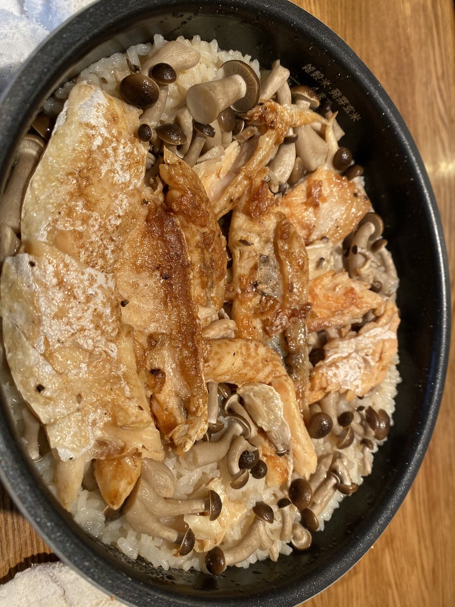 Don Bee Jr 駒込駅東口から徒歩2分 ワイン 鉄板ビストロ Don Bee 自慢の焼き立てのお好み焼き 自家製のお惣菜 鉄板焼き料理販売中です 全品500円 で販売中 本日のおすすめ ホタテバター ハラスの炊き込みご飯 お昼 夜にどうぞ お持ち帰り