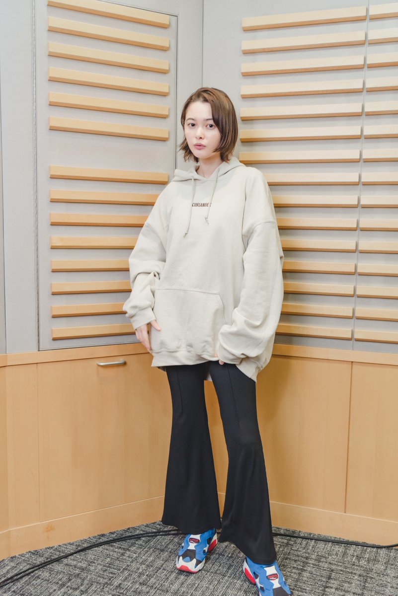 Reebokの服を着た玉城ティナさんのコーデ 私服 衣装 購入先 Woomy