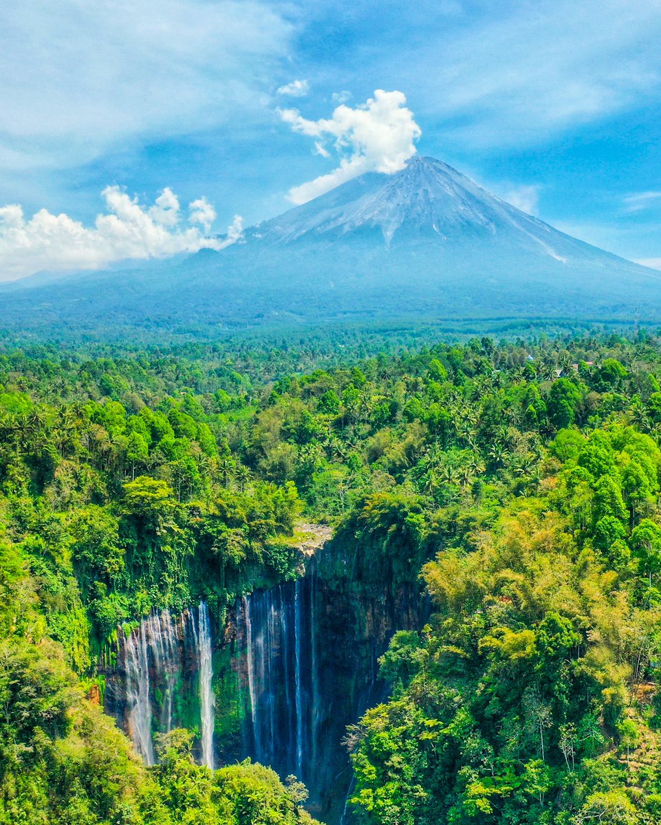 Looks so fake but so incredibly real!! Drone shot of Tumpak Sewu in Java 👏🏻👏🏻