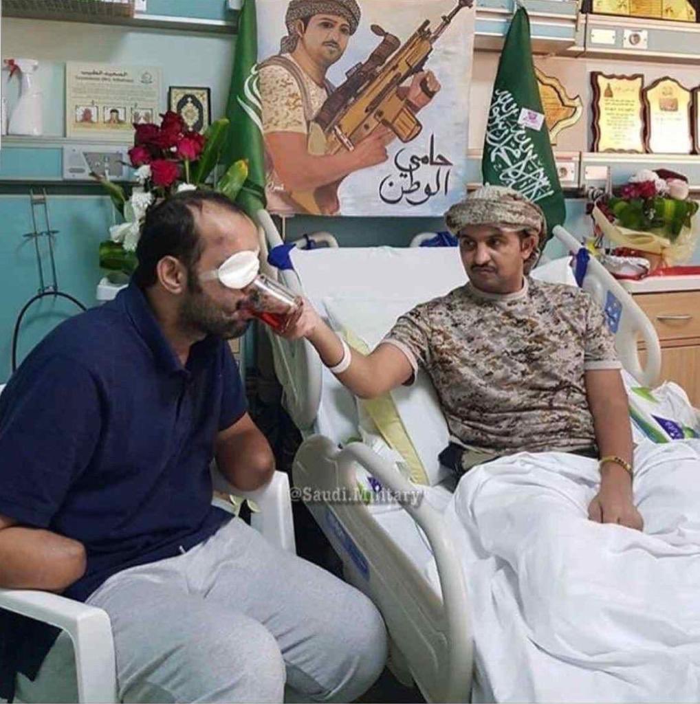 هذه الصورة أحفظها منذ زمن طويل .. لأنها تشعرني بضآلة مانقدمه لأجل الوطن مقابل مايقدمه جنودنا الأشاوس ..
اللهم انصر جنودنا المرابطين، وردهم لنا منتصرين سالمين، واحفظ اللهم وطننا وقادتنا ومقدساتنا.