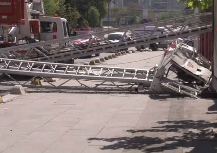 TheSecretList's tweet photo. FIREFIGHTER KILLED IN AERIAL TOWER COLLAPSE-Turkey (Videos)
https://t.co/GGvRQNqbe0 @IAFC_SHS @TheSecretList @FireApparatus1 @femsanews @fireengineering @FireRescue1  @ibbitfaiye #ibbitfaiye #firefighter #İstanbul #Turkey #firetruck #fireapparatus #LODD #RIP https://t.co/7bRbr7pZKc