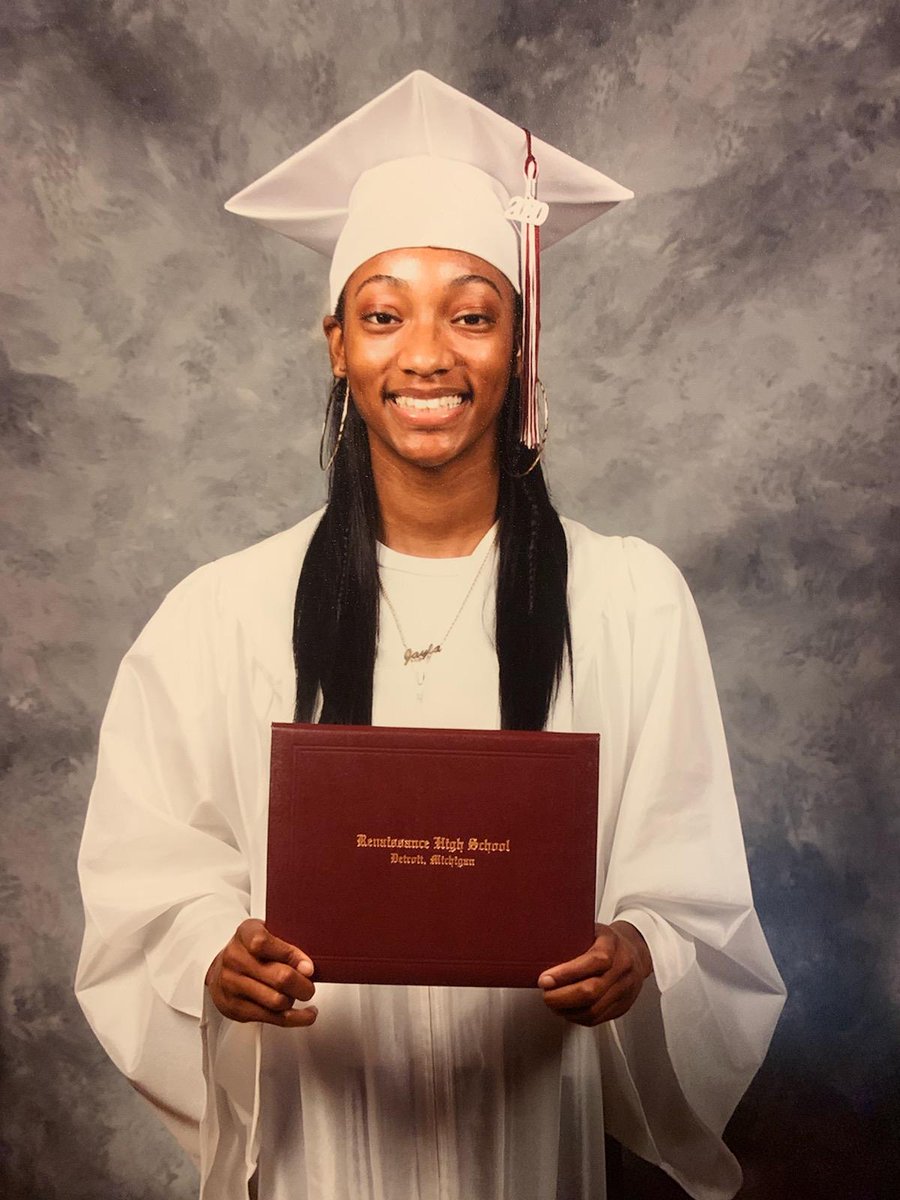 Beverly50237365's tweet photo. Congratulations to my daughter Jayla Alexander, graduate from Renaissance High School in Detroit Michigan! She's going to attend Wayne State in the fall, I'm so proud of her.💞💐#DishClass2020 https://t.co/cVzeD8SybB
