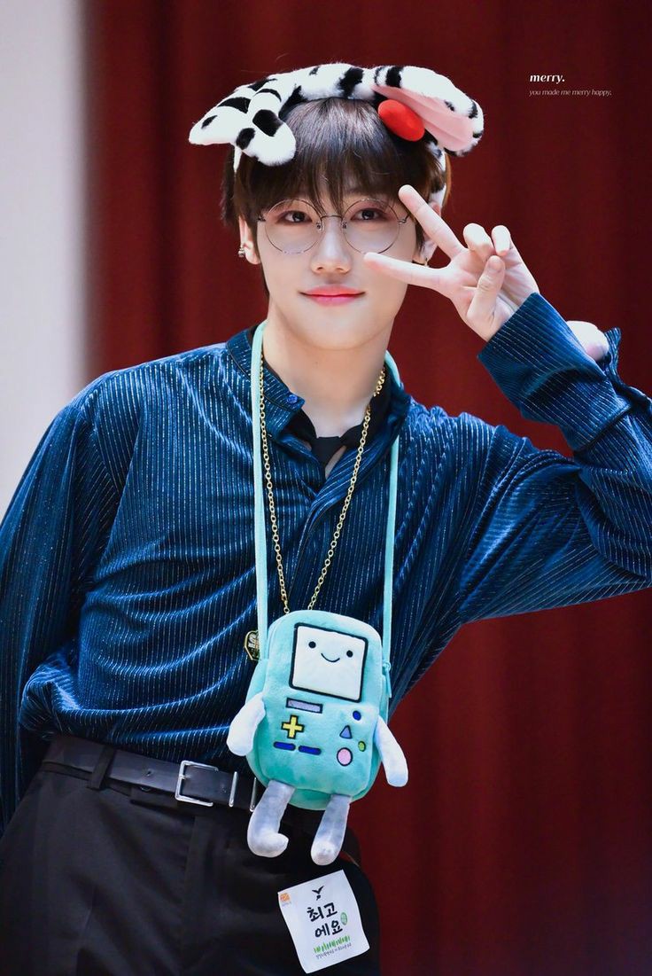 3. Lee Jangjun (03/03/97) Our main rapper but gets mistaken as the main vocal A dingo's son n has own variety show called Jangstar  His voice mostly come first before his body (he is so loud) Love to mention his mom at any show if possible  Baby-ing Donghyun