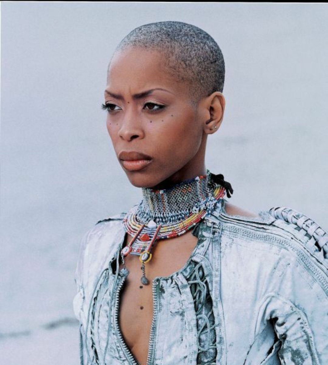 Mama’s Gun, my personal favorite, dropped in 2000. The Bag Lady single went Top 10 and after years of tall turbans, we got to see Badu in her glorious bald glory in the Didn’t Cha Know video.  #ErykahBaduvsJillScott