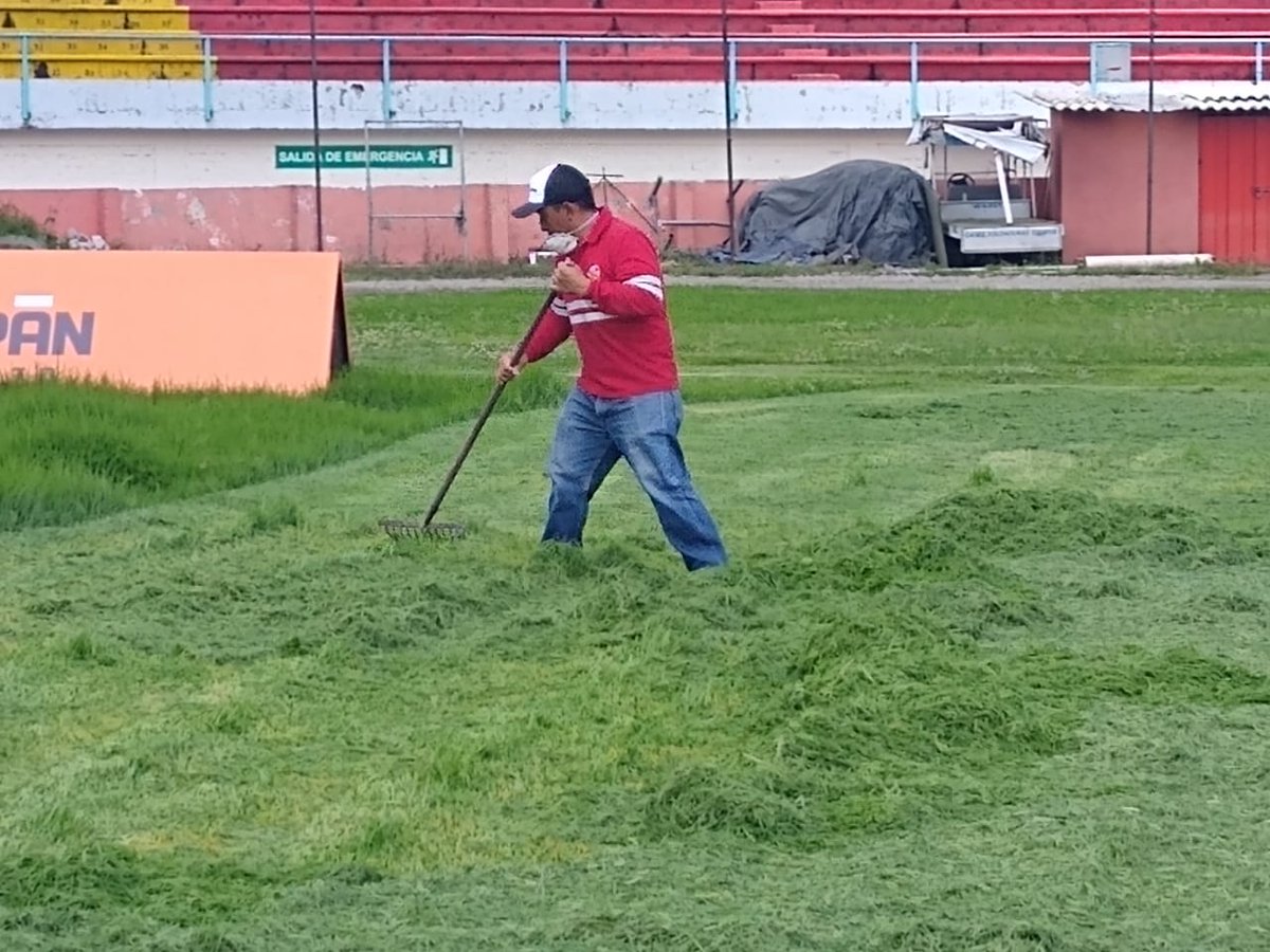 FEDEAZUAY's tweet photo. Ante fotos atemporales que circulan en redes sociales, @FEDEAZUAY aclara que desde el lunes pasado se procedió al cortado del césped del Estadio Alejandro Serrano con las debidas precauciones sanitarias y con apoyo de @DCuencaOficial.

✅ #FDACunaDeCampeones
💪🏅💪🏅💪🏅💪🏅💪🏅 https://t.co/C3t3VYo48t